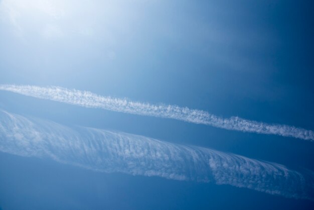 Blauer Himmel mit geradem Wolkenstrom und Rauchhintergrund, Natur und Nebelkonzept