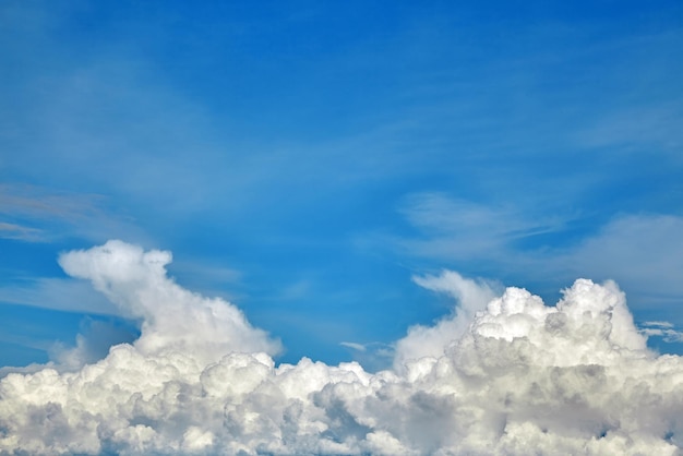 Blauer Himmel mit geschweiften Wolken Schöner Hintergrund für Design