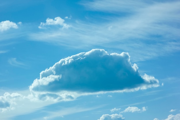 Blauer Himmel mit geschwollenen weißen Wolke im hellen klaren sonnigen Tag