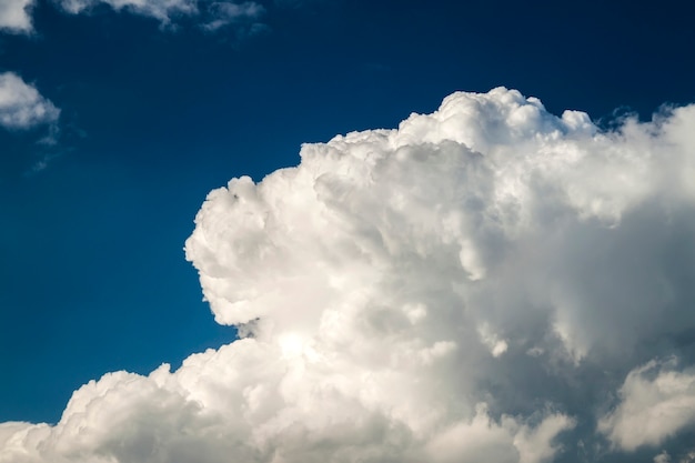 Blauer Himmel mit geschwollenen weißen Wolken am hellen klaren sonnigen Tag