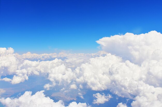 Blauer Himmel mit großen weißen Wolken von oben