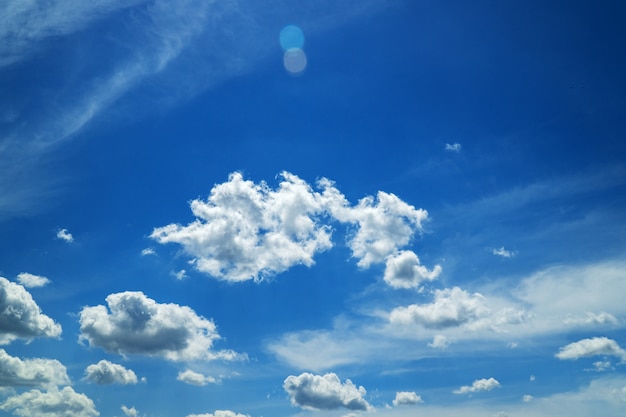 Blauer Himmel mit hellen Wolken