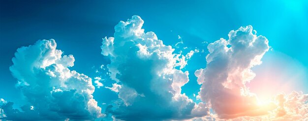 Blauer Himmel mit heller Sonne als abstrakter Panorama-Hintergrund, KI-generiertes Bild