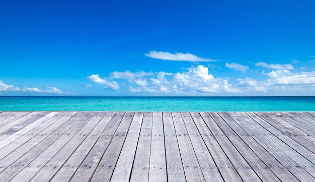 blauer Himmel mit Holzbodenhintergrund