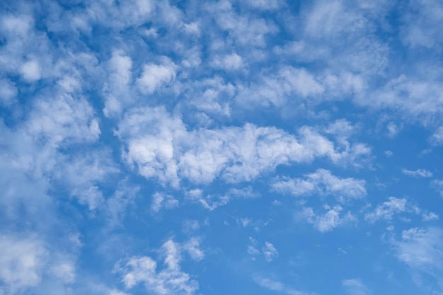 Blauer Himmel mit kleinen schönen Wolken