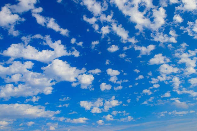 Blauer Himmel mit kleinen weißen Wolken. Natürlicher Hintergrund