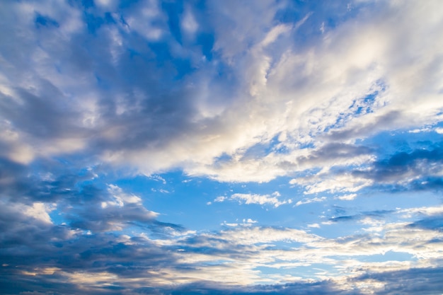 blauer Himmel mit kleinen Wolken Hintergrund