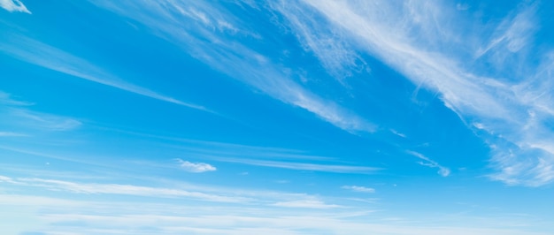 Blauer Himmel mit kleinen Wolken