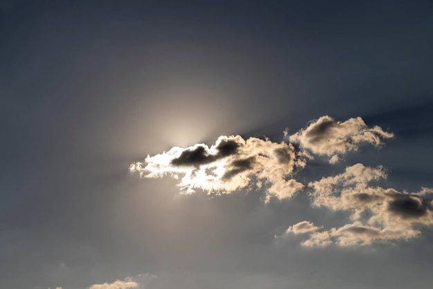 Blauer Himmel mit leichten Wolken bei windigem Wetter