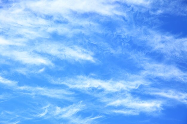 Blauer Himmel mit leichten Wolken - kann als Hintergrund verwendet werden