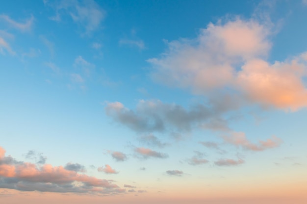 Blauer Himmel mit rosa und lila Wolken bei Sonnenuntergang Abstrakter Himmel Natur Hintergrund Abendliche Wolkengebilde