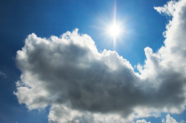 Blauer Himmel mit Schäfchenwolken