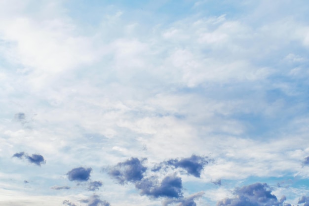 Blauer Himmel mit schönen Wolken