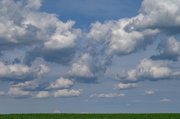 Blauer Himmel mit schönen Wolken