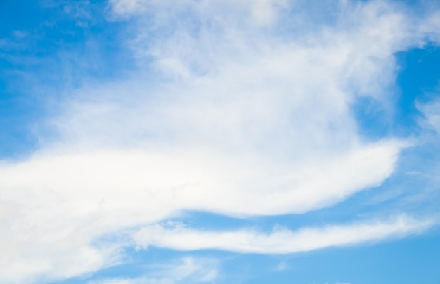 Blauer Himmel mit schönen Wolken