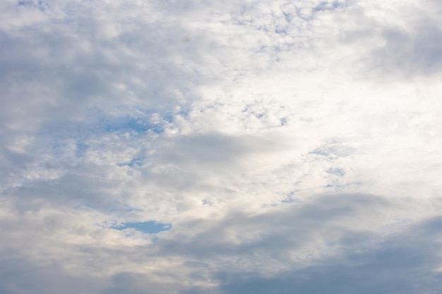 Blauer Himmel mit schönen Wolken