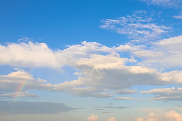 Blauer Himmel mit schönen Wolken