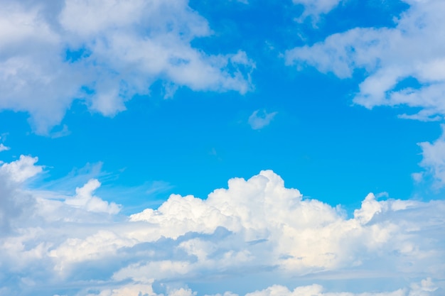 Blauer Himmel mit schönen Wolken