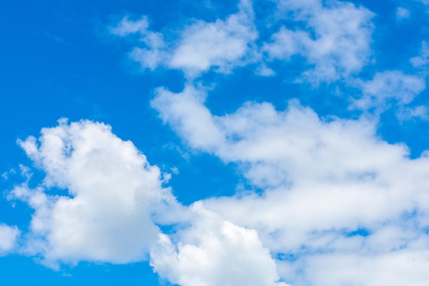 Blauer Himmel mit schönen WolkenxA