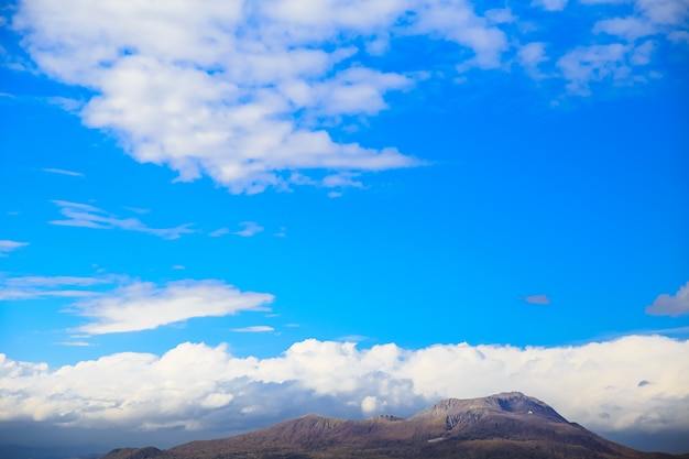 Blauer Himmel mit schöner Wolke und Bergblick. Die Wolken schweben im Himmel.