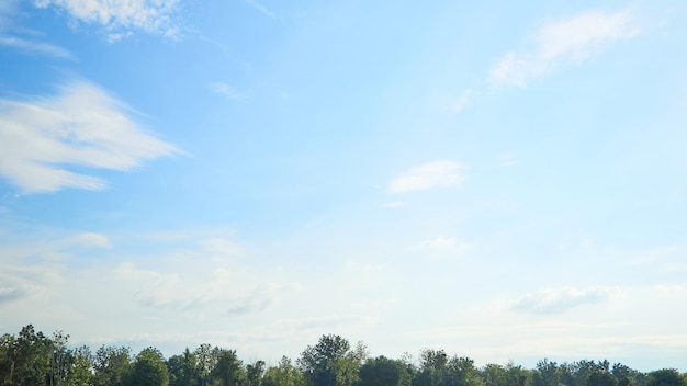 Blauer Himmel mit sich bewegenden weißen Wolken Vor dem Regen im Hintergrund