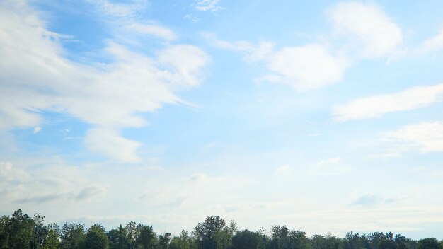 Blauer Himmel mit sich bewegenden weißen Wolken Vor dem Regen im Hintergrund