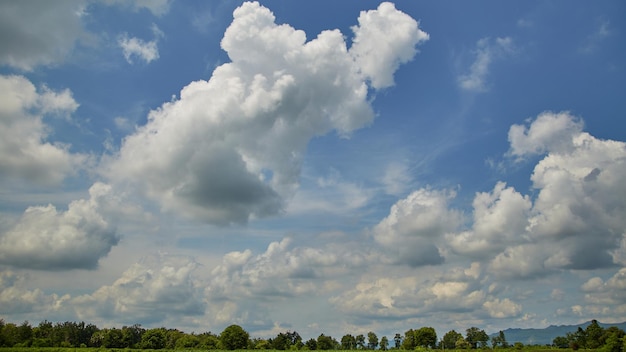 Blauer Himmel mit sich bewegenden weißen Wolken Vor dem Regen im Hintergrund