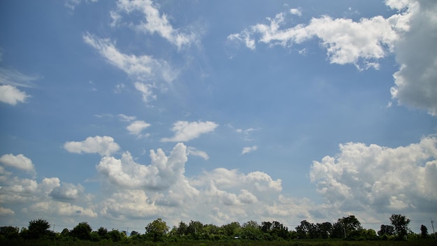 Blauer Himmel mit sich bewegenden weißen Wolken Vor dem Regen im Hintergrund