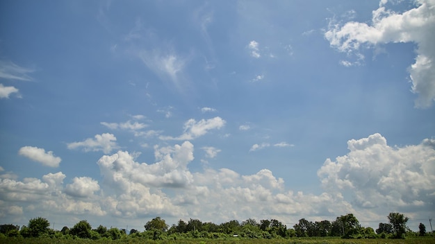 Blauer Himmel mit sich bewegenden weißen Wolken Vor dem Regen im Hintergrund