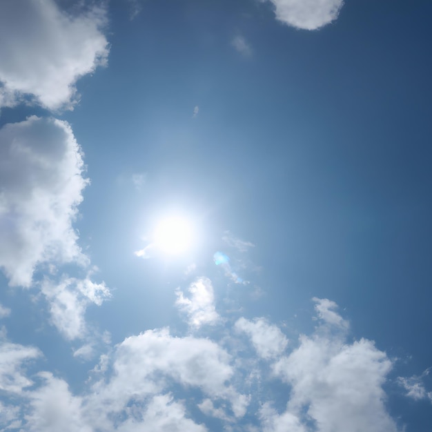 Blauer Himmel mit Sonne und Wolken_ai_generiert