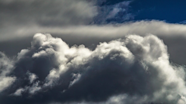 blauer Himmel mit stimmungsvollen grauen Wolken