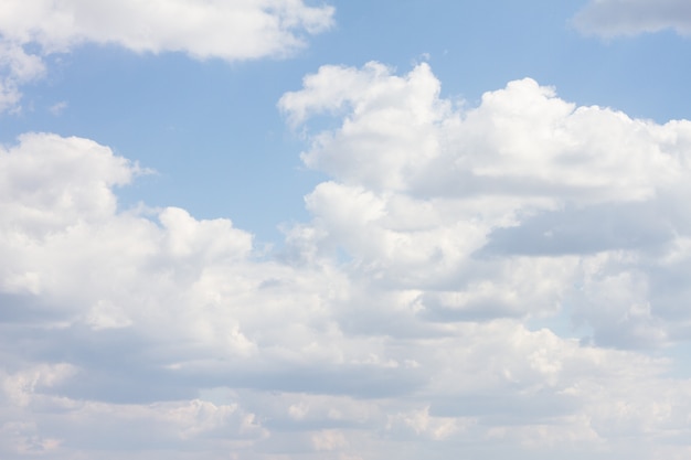 Blauer Himmel mit vielen Wolken. natürlicher sauberer Hintergrund mit Kopierraum