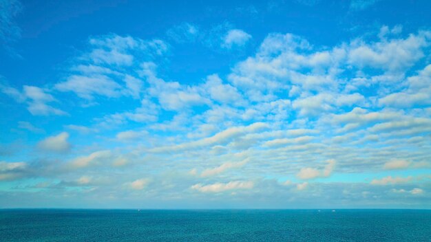 Blauer Himmel mit weichen weißen Wolken Traum und Inspiration über dem blauen Lake Michigan Wasser inspirieren