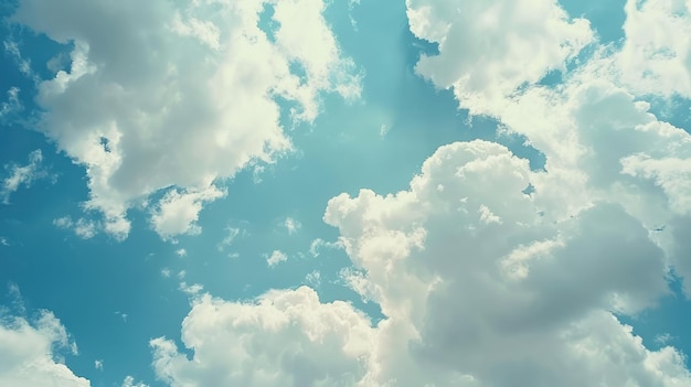 Blauer Himmel mit weichen Wolken Konzept der Wettervorhersage