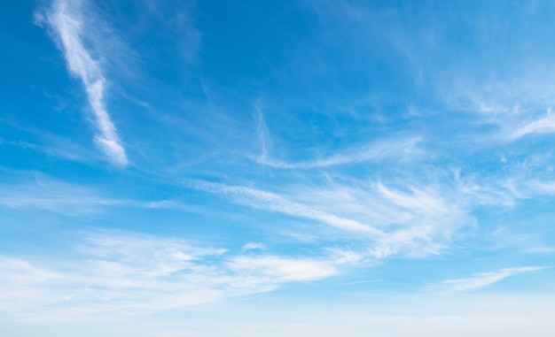 Blauer Himmel mit weicher weißer Wolke