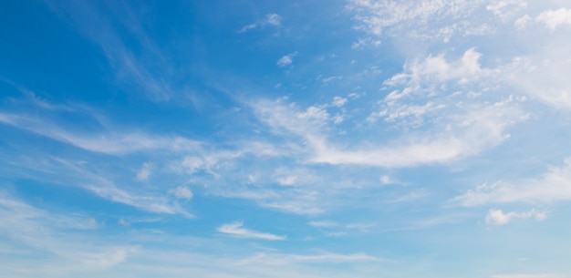 Blauer Himmel mit weicher weißer Wolke