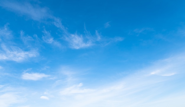 Blauer Himmel mit weicher weißer Wolke