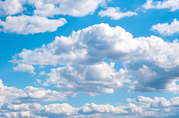 Blauer Himmel mit Weiß bewölkt Naturhintergrund