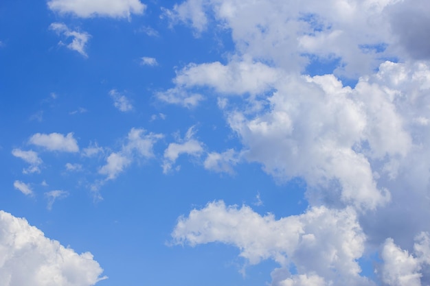 Blauer Himmel mit weißem Wolkenhintergrund für jedes Design