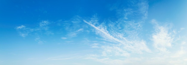 Blauer Himmel mit weißem Wolkenhintergrund