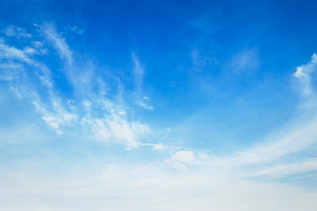 Blauer Himmel mit weißem Wolkenhintergrund