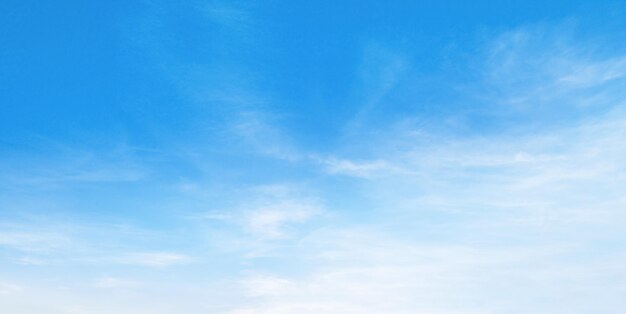 Foto blauer himmel mit weißem wolkenhintergrund