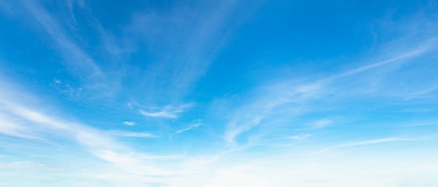 Blauer Himmel mit weißem WolkenhintergrundxD