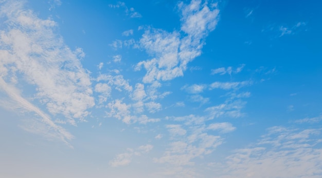 Blauer Himmel mit weißem WolkenhintergrundxD