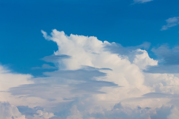 Blauer Himmel mit weißen chimirischen Wolken verschiedener Formen