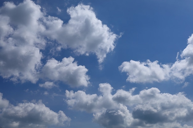 Blauer Himmel mit weißen gelockten Wolken.