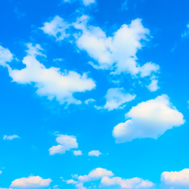 Blauer Himmel mit weißen Haufenwolken - Hintergrund, quadratischer Zuschnitt