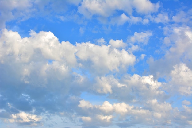 Blauer Himmel mit weißen Kumuluswolken, die in der Himmelstapete isoliert sind