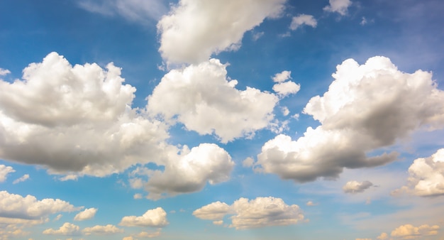 Foto blauer himmel mit weißen prallen, flauschigen wolken und sonne