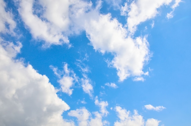 Blauer Himmel mit weißen Sommerwolken.